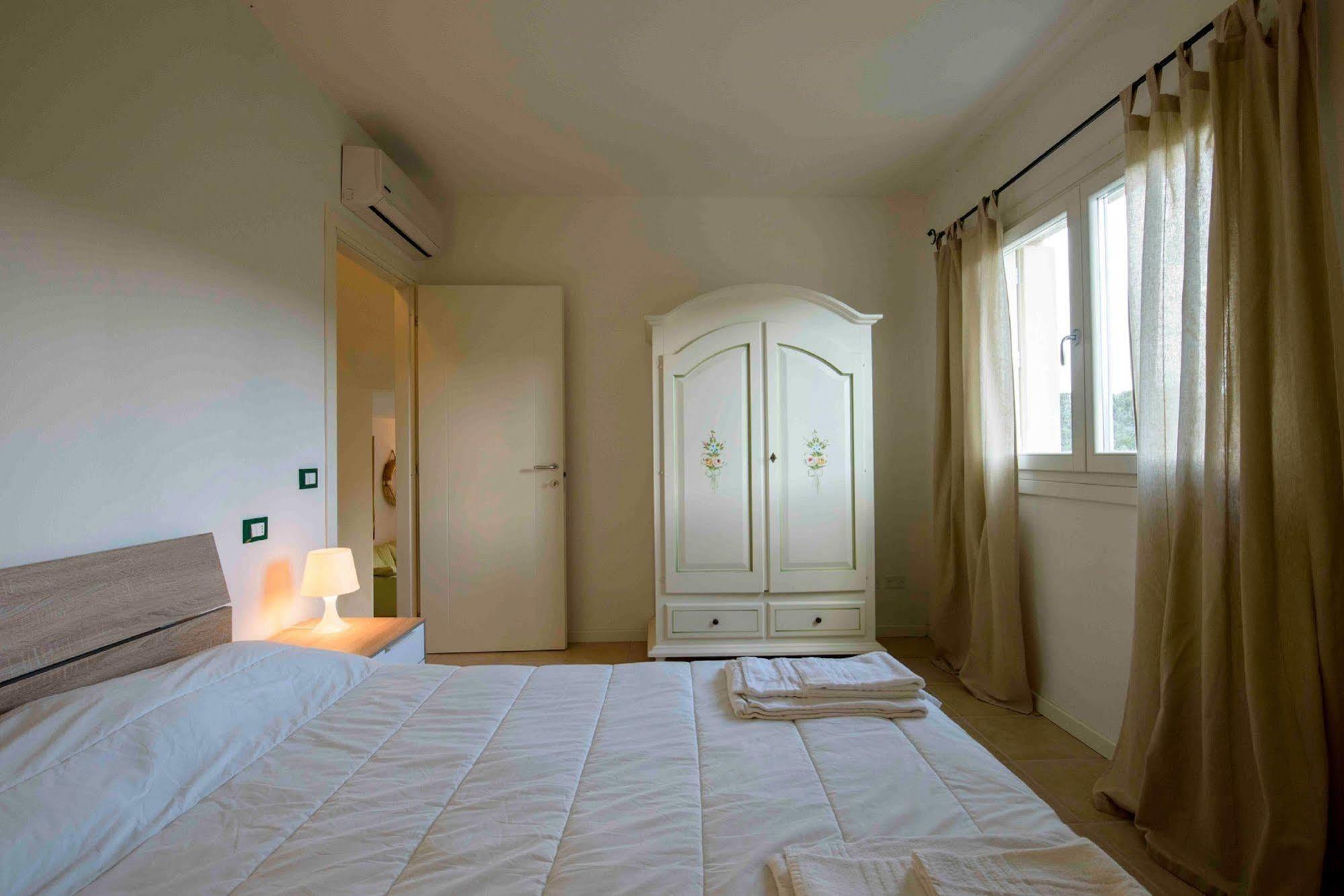 Hotel Residence Rena Bianca Baja Sardinia Exterior photo